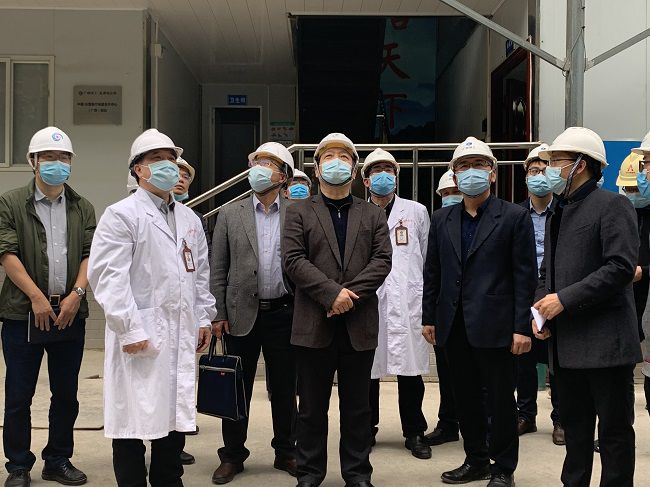 视察项目现场；畦￡ 摄（建图）.jpg