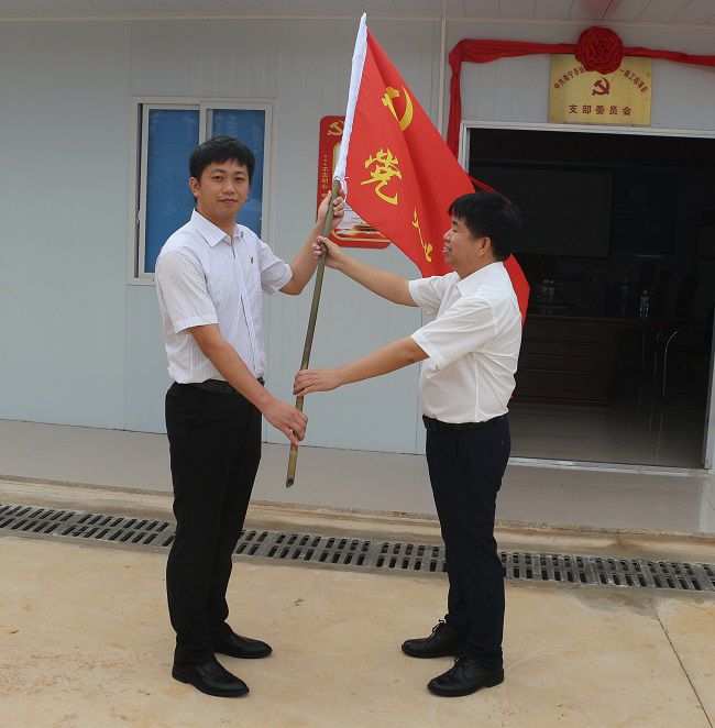 授旗典礼。张钊林 摄（建图）.jpg