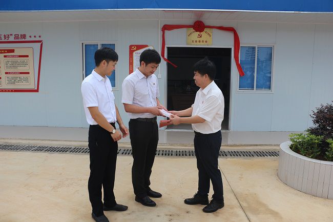 赠送红色书籍。张钊林 摄（建图）.jpg