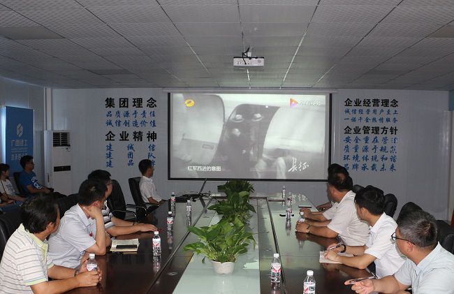 主题党日活动观影现场。张钊林 摄（建图）.jpg