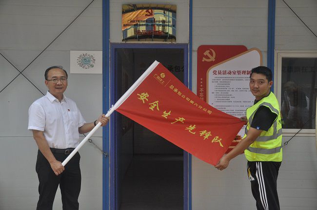 授旗现场。王瑾贞 摄（建图）.jpg