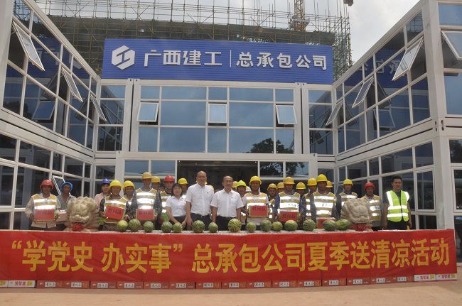 慰问活动合影。王瑾贞 摄（建图）.jpg