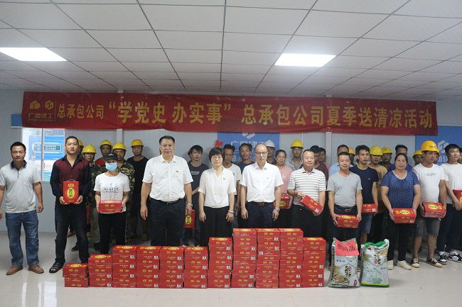 “送清冷”活动合影。张钊林 摄（建图）.jpg