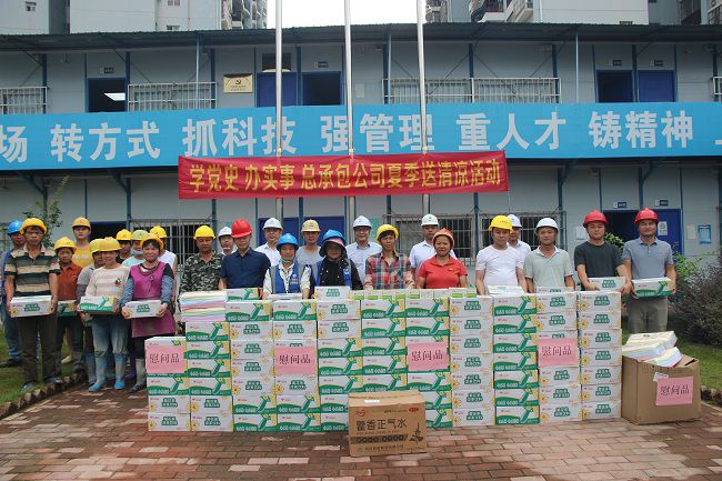 送清冷现场。吴茜 摄（建图）.jpg