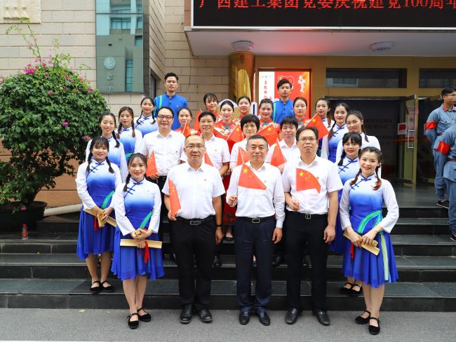 辅导与演职人员合影。李立云 摄.jpg