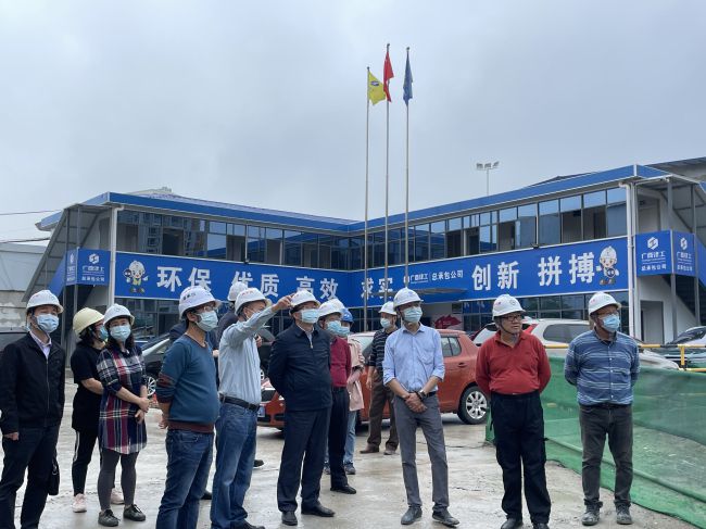 视察项目进度。梁观德 摄（建图）.jpg