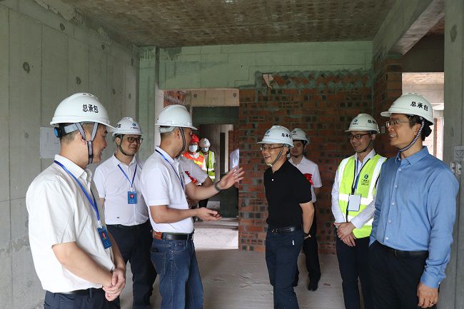 深刻现场检阅建设情况。周煜川 摄（建图）.jpg