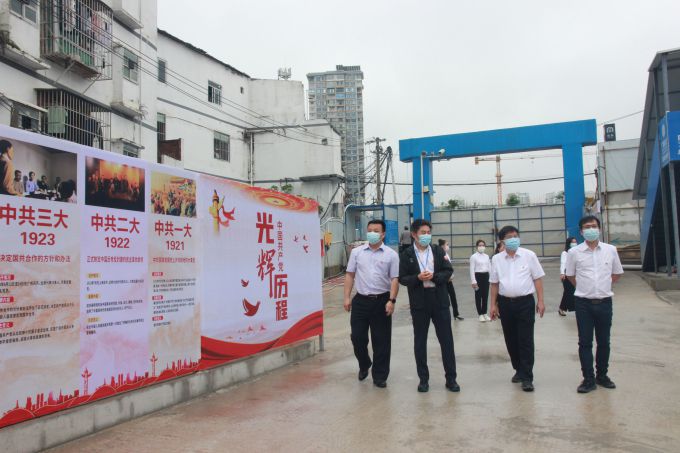 参观“红色长廊”。邓灿滨 摄（建图）.jpg