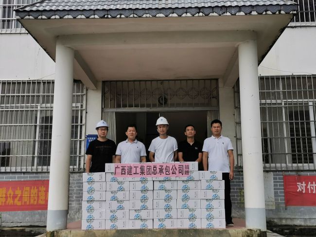 捐赠抗灾物资。谭山泉 摄（建图）.jpg