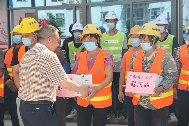 为工人奉上慰问品（建图）.jpg