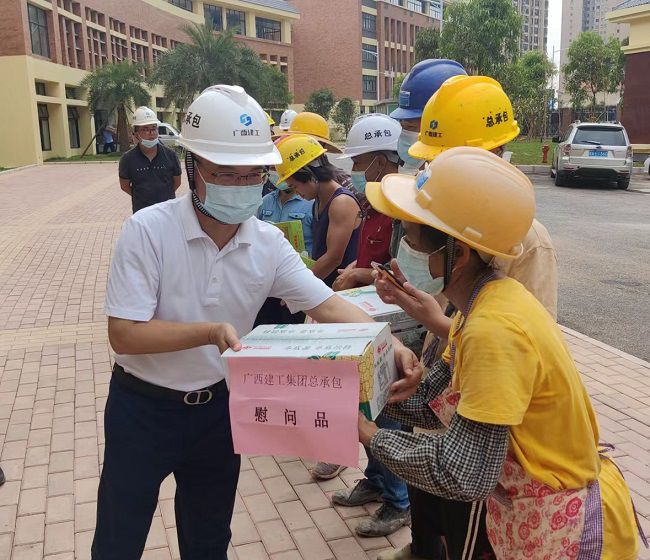 发放慰问品 。彭永彬 摄（建图）.jpg