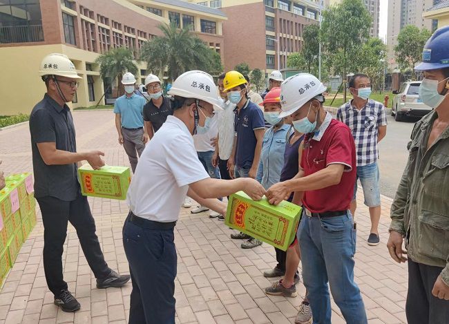 发放慰问品。彭永彬 摄（建图）.jpg