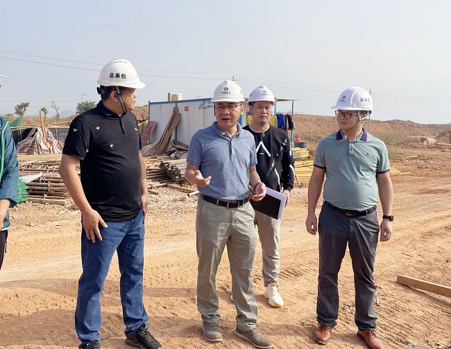 陆烜在现场领导工作。周煜川 摄（原00000图）.jpg