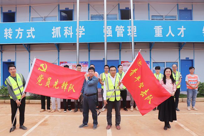 岑廷义和张力为党支部授旗。周煜川 摄（建图）.jpg