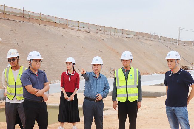 岑廷义深刻现场视察施工过程。周煜川 摄（建图）.jpg