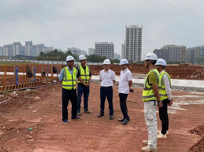 邓少新视察施工现场。冼祖聪摄（建图）.jpg