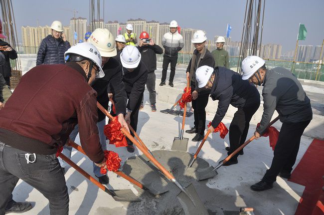 陆烜（右一）与现场嘉宾共同为项目封顶浇筑混凝土。王瑾贞 摄（建图）.jpg
