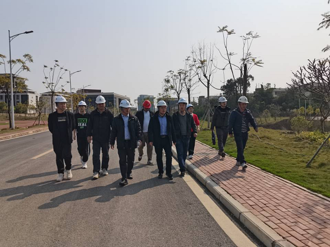 曾劲松查看项目现场。邓高越 摄（建图）.png