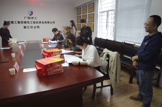 查抄资料现场。梁红玉 摄（建图）.jpg