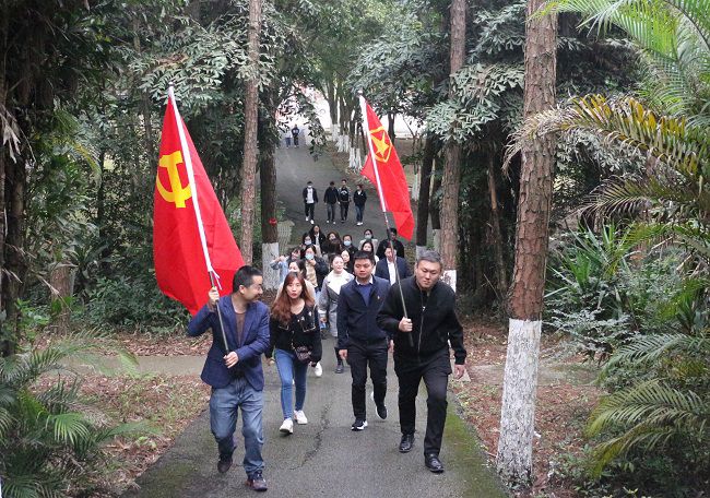 徒步走。张钊林 摄（建图）.jpg