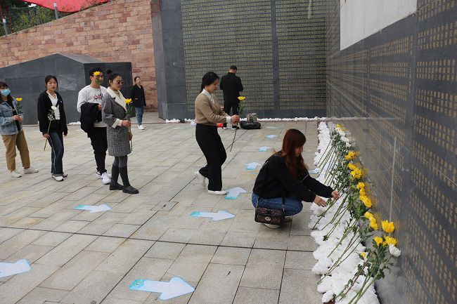 献花。张钊林  摄（建图）.jpg