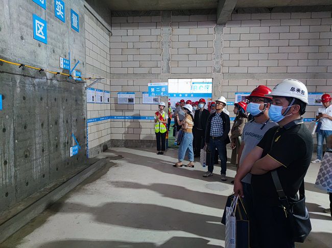 公司员工观摩。覃桂整 摄（建图）.jpg