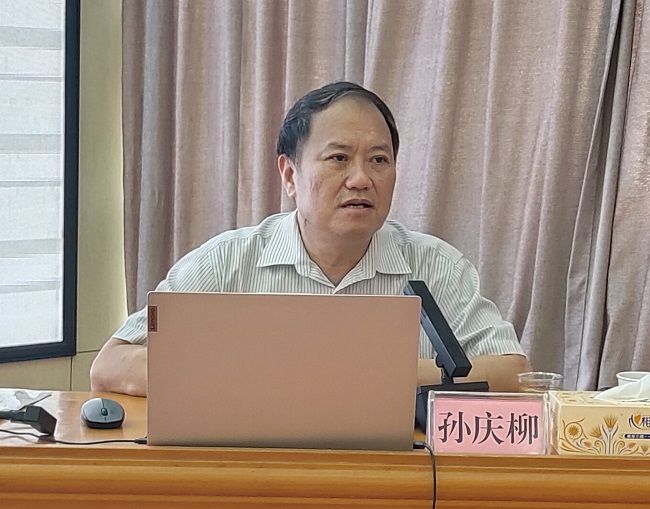 孙庆柳在授课；票ι 摄（建图）.jpg