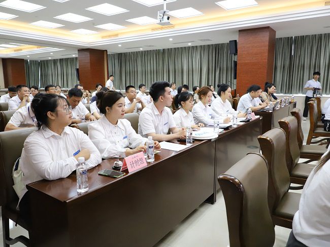 工作人员当真计时记分。李立云 摄（建图）.jpg