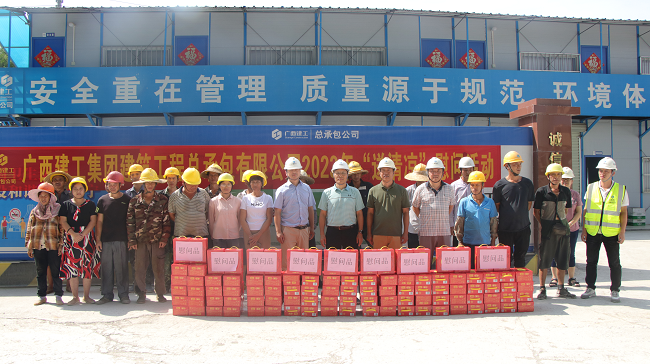 送清冷现场。蔡怡灵 摄（建图）.png