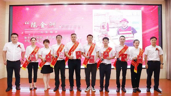 先进工作者颁奖合影。杨钰 摄（建图）.jpg