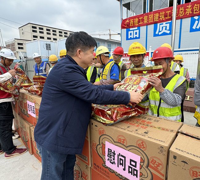 发放慰问品。韦艳雷 摄（建图）.jpg