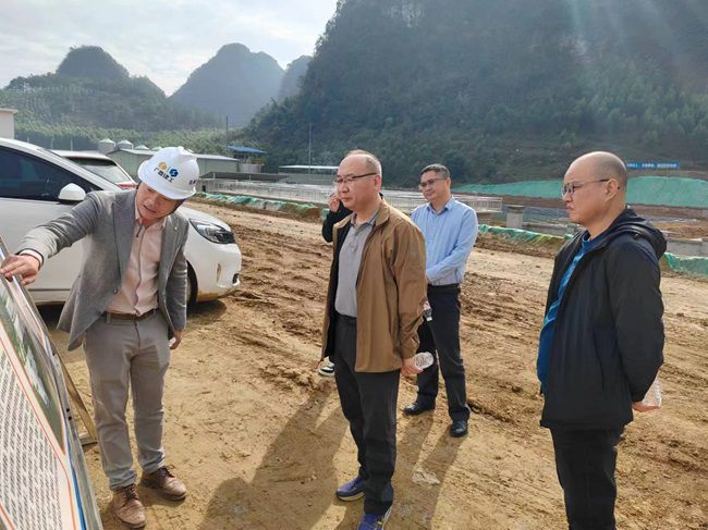 陆烜在安东乡项目现场听取汇报。（建图）.jpg