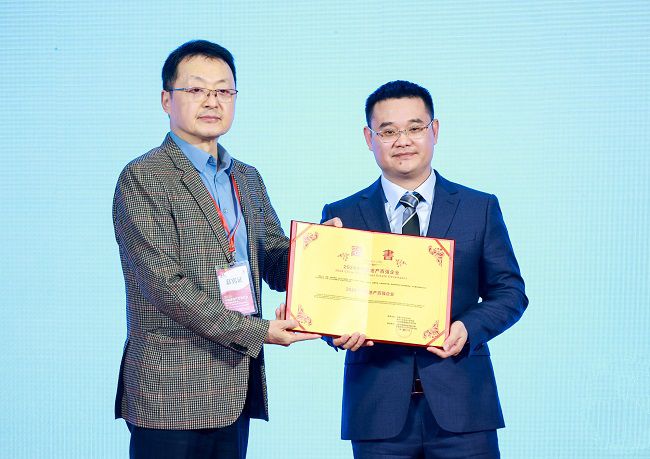 劳宇代表兴鸿建投公司上台领取证书 建图.jpg