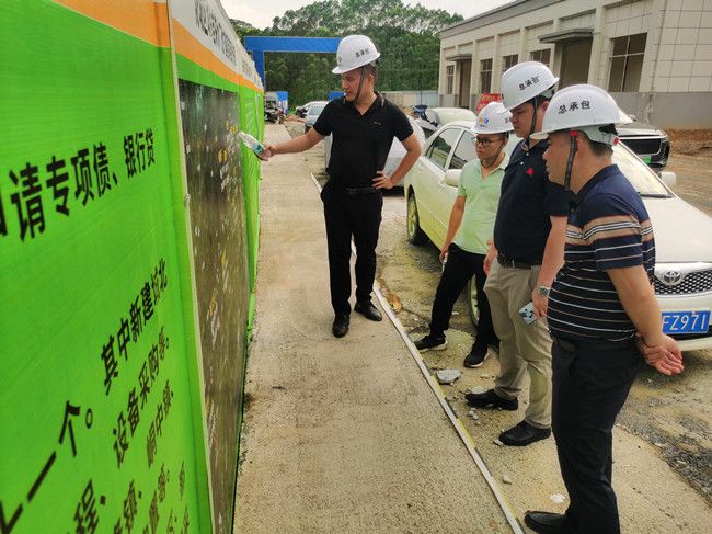 黎双荣听取项目情况介绍。李海宁摄（建图）.jpg