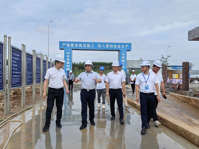 蓝海鹏在项目现场；撇由悖ńㄍ迹.jpg