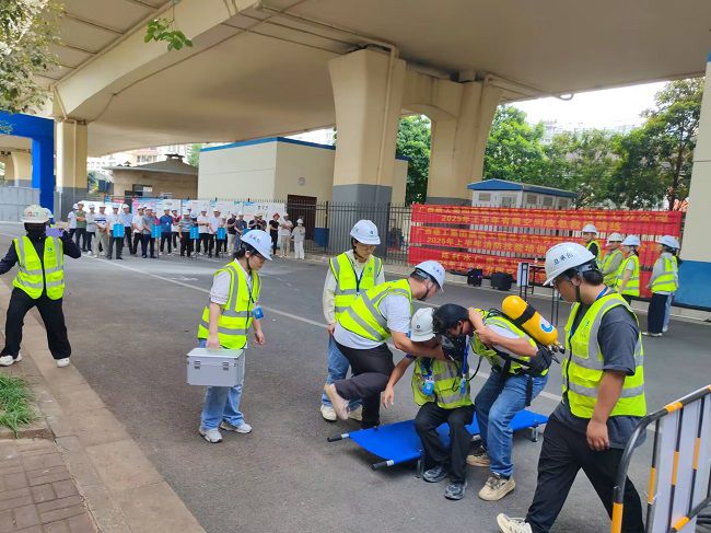 有限空间接济。陆振官 摄（建图）.jpg