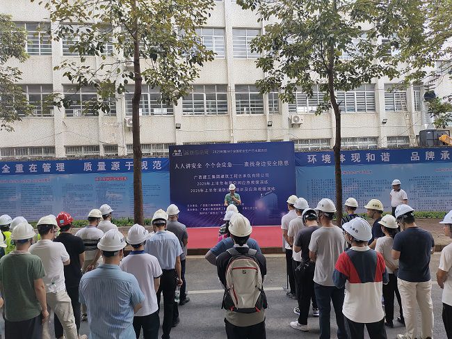 莫志元做演练带头和颁发演练起头；票ι 摄（建图）.jpg