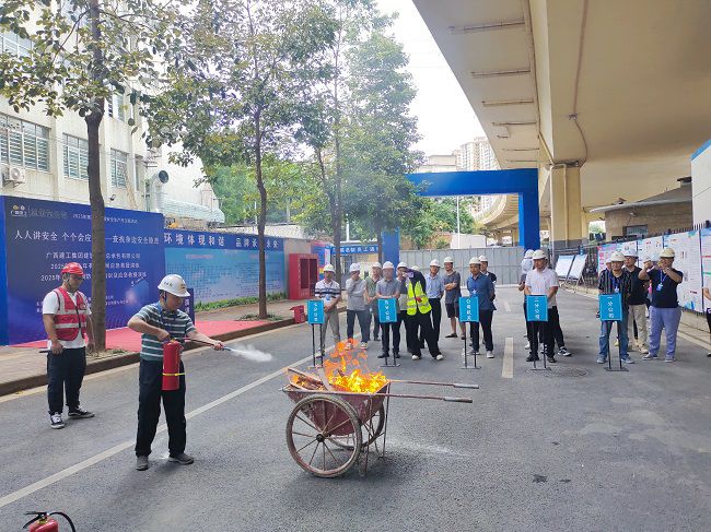 梅锦辉示芳火器操作；票ι 摄（建图）.jpg