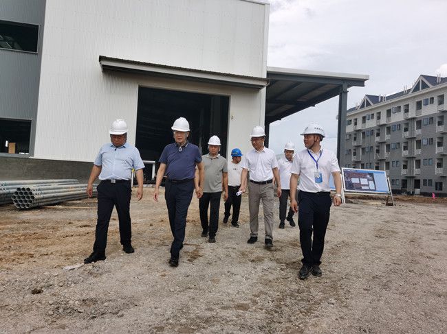 何朝建在项目现场；蒲茉笊悖ńㄍ迹.jpg